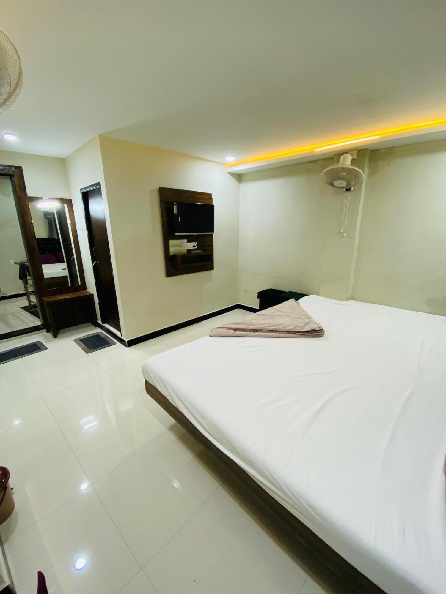 Hotel Super Palace Ujjain Bagian luar foto