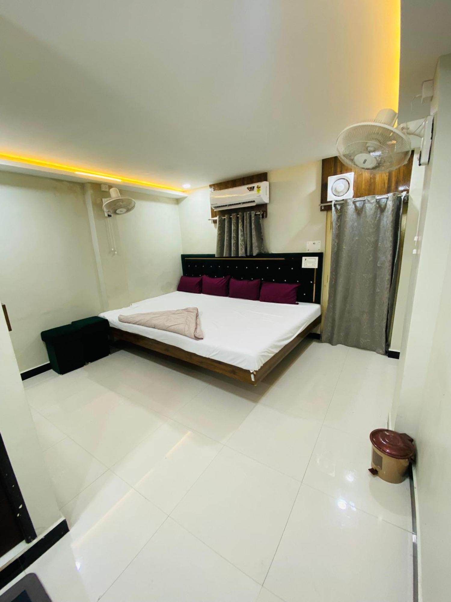 Hotel Super Palace Ujjain Bagian luar foto